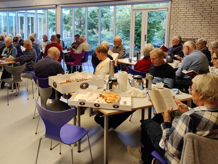 Der blev ikke kun talt om strøm - der skulle også synges og spises kage. (Foto: Henning Kørvel).