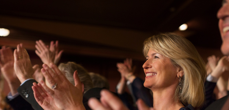 Glade mennesker til en forestilling - se en af de danske revyer