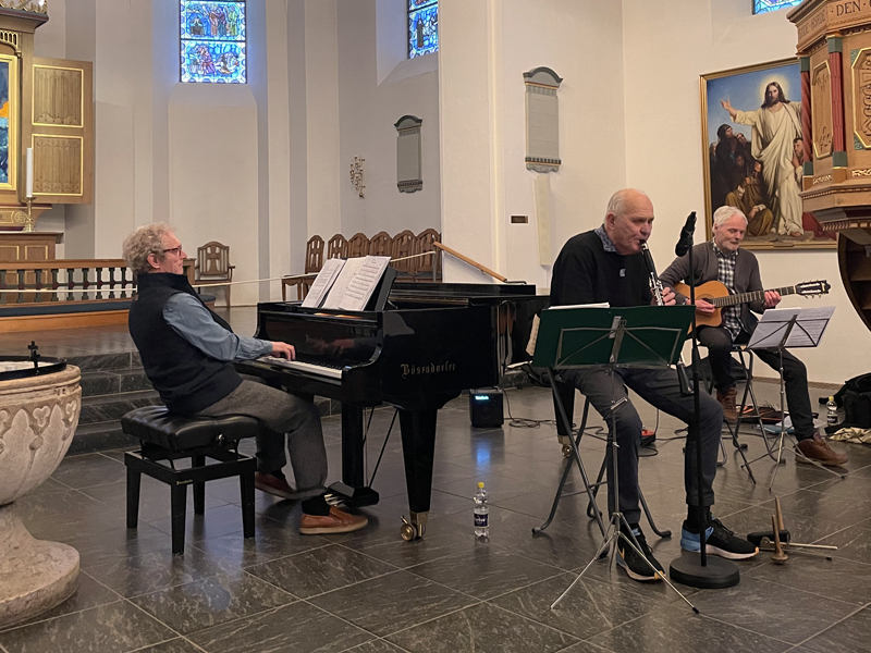 Olav Harsløf med Mikael Juul Hammerlund på klaver og Jens West på guitar, underholdt med temaet: ”Da jazzen kom til Danmark". (Foto: Margrit Skott).