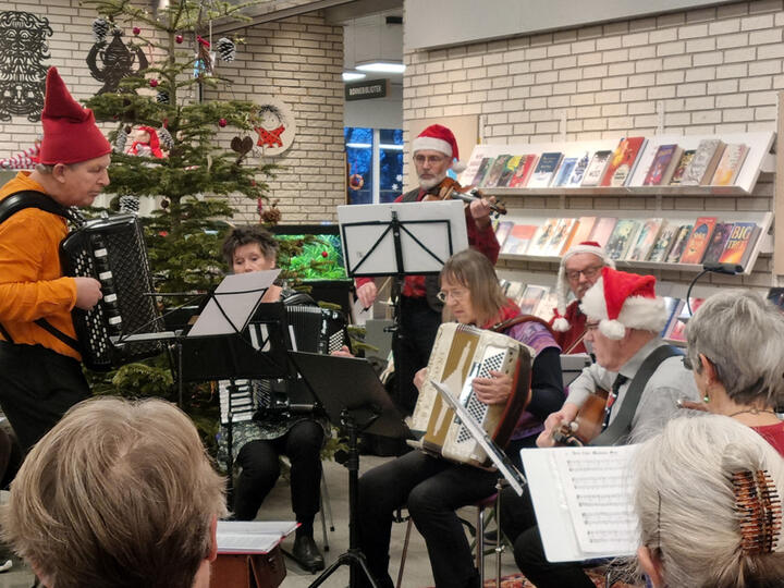 Folkemusikgruppen Folk & Fæ sørgede for den glade julestemning. (Foto: Irene Dunker).