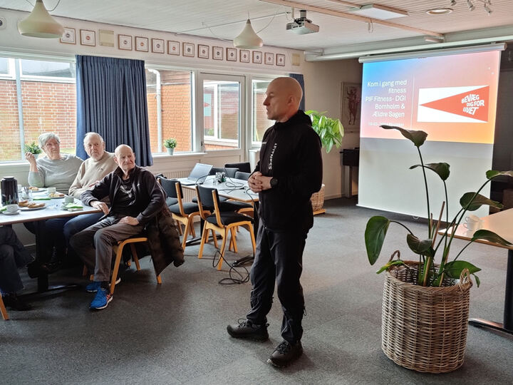 Flemming Torsten Sørensen (DGI Bornholm) fortæller levende on de mange fordele, der er ved at dyrke fitness. (Foto: Henning Kørvel).