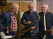 Carsten Lund, Nils Jespersen og Johan Lorentzen konfererer med hinanden om, hvilket nummer der nu skal spilles for det lydhøre publikum. (Foto: Margrit Skott).