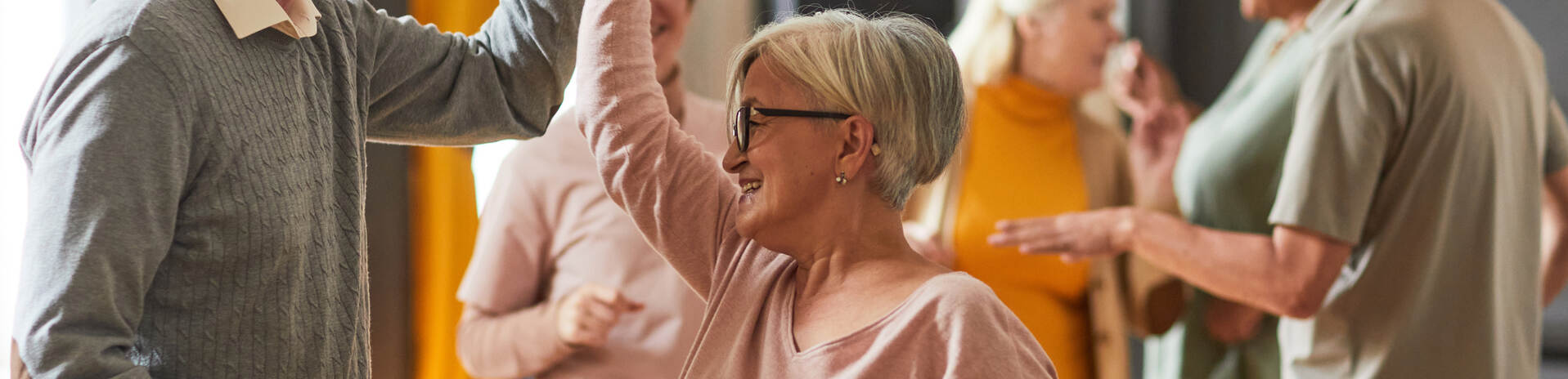 Seniorer der undervises i dans - h%C3%83%C2%B8jskoleophold i Danmark