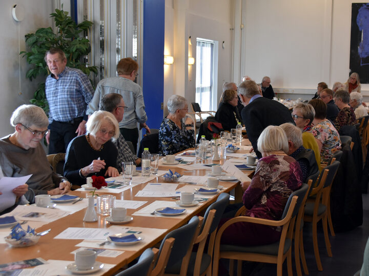 Mødedeltagerne er ved at finde på plads. (Foto: Henning Kørvel).