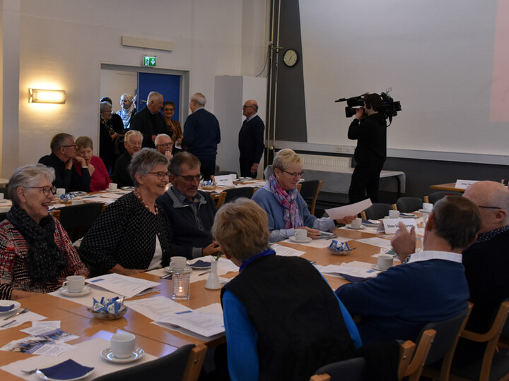 Stemningen var god blandt mødedeltagerne. (Foto: Henning Kørvel).