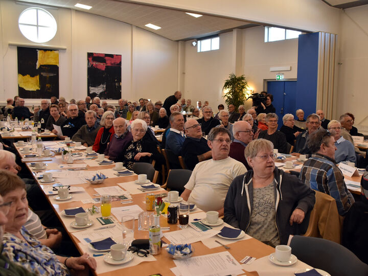 Mødedeltagerne lytter opmærksomt. (Foto: Henning Kørvel).