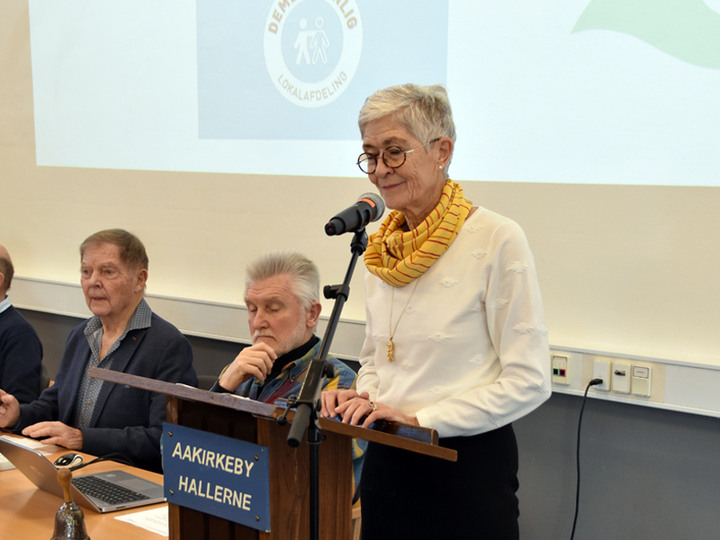 Bente Vesløv fortalte, at Ældre Sagen Bornholm er demensvenlig lokalafdeling, og om "gruppen for pårørende til demensramte", samt "Danseminder". (Foto: Henning Kørvel).