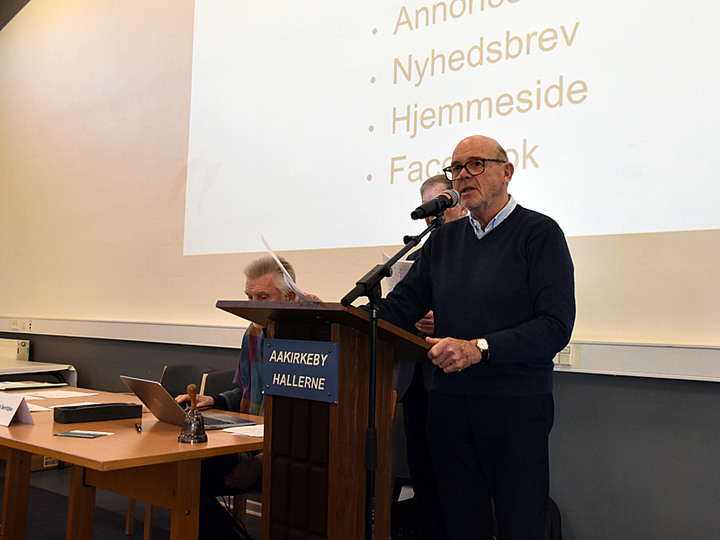 Formanden Steen Thomsen fortæller, hvor man kan finde Ældre Sagen Bornholms aktiviteter. (Foto: Henning Kørvel).