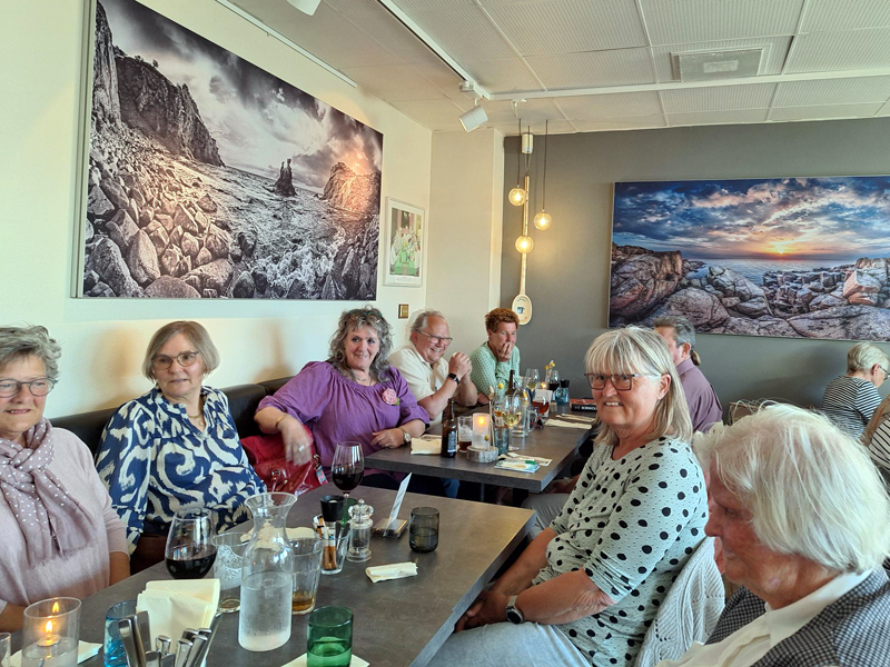 Der var samlet 19 besøgsvenner til temadag, som sluttede på Café Munter i Rønne. (Foto: Astrid Bjørntoft).