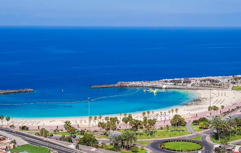 Playa de Amadores på Gran Canaria med hvid sandstrand og turkisblå bugt.
